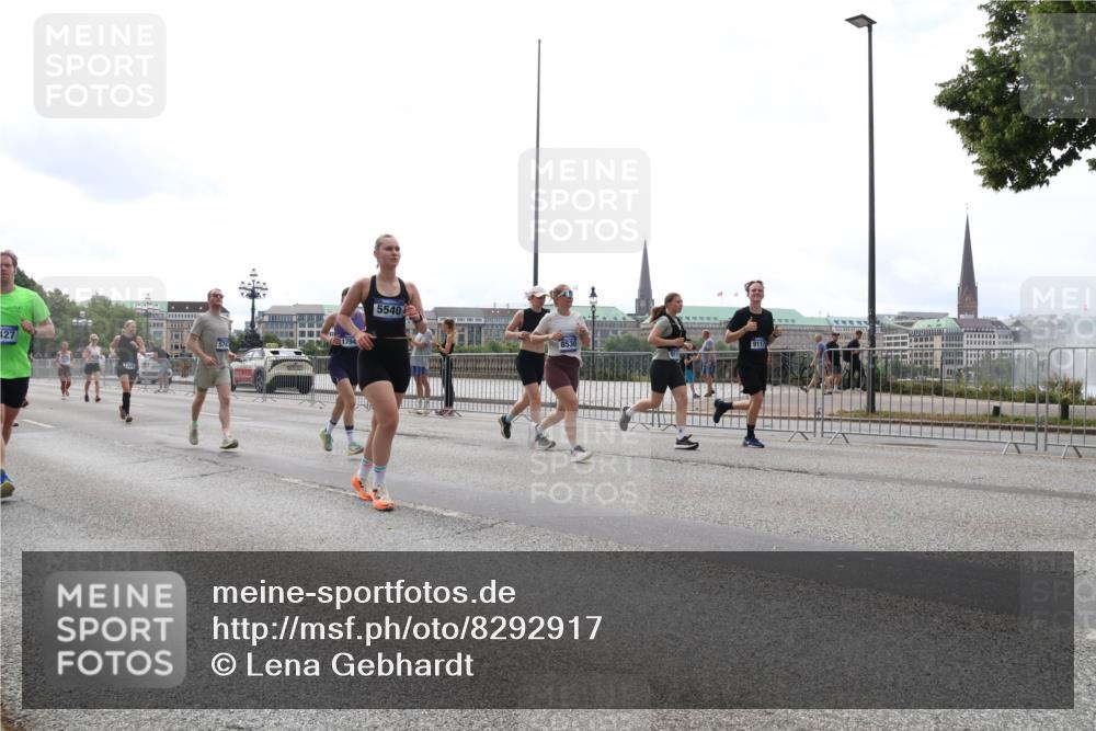 29.06.2025 - hella hamburg halbmarathon Lena Gebhardt http://msf.ph/oto/8292917 29.06.2025 10:36:29 Lombardsbrücke 127, 574, 5540, 8530, 9117, 1008, 1010, 1102, 1224, 1775, 1780, 1835, 1948, 2124, 2520, 2588, 2870, 3398, 3404, 3428, 3699, 3741, 3877, 4084, 4245, 4326, 4442, 4618, 4762, 4937, 5012, 5246, 5427, 5540, 5573, 5666, 5747, 5809, 5919, 6092, 6093, 6156, 6184, 6190, 6417, 6667, 6896, 7086, 7111, 7140, 7275, 7575, 7576, 7632, 8356, 8498, 8499, 8530, 8581, 8945, 9115, 9117, 9229, 9500, 9694, 13265, 15077, 17156, 17807, 18152, 18488 meine-sportfotos.de