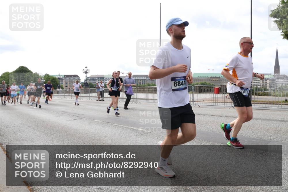 29.06.2025 - hella hamburg halbmarathon Lena Gebhardt http://msf.ph/oto/8292940 29.06.2025 10:21:22 Lombardsbrücke 8844, 1817, 1028, 1072, 1266, 1401, 1658, 2271, 2383, 2635, 2815, 2956, 2986, 3122, 3161, 3453, 3770, 3813, 3817, 3825, 3826, 4082, 4350, 4697, 4786, 5041, 5061, 5122, 5373, 5395, 5412, 5493, 5759, 5767, 5957, 6086, 6103, 6275, 6308, 6844, 7228, 7375, 7522, 7553, 7608, 7781, 8095, 8286, 8724, 8726, 8844, 8896, 9005, 9011, 9100, 9108, 9236, 9369, 9483, 9499, 9501, 9532, 9624, 10374, 10585, 10602, 10874, 11698, 12175, 12694, 13057, 13508 meine-sportfotos.de