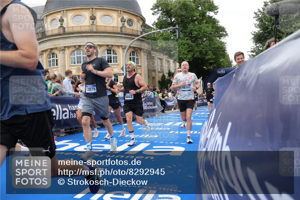 29.06.2025 - hella hamburg halbmarathon Strokosch-Dieckow http://msf.ph/oto/8292945 29.06.2025 10:50:40 Ziel 1399, 1750, 2234, 2788, 4346, 5115, 6662, 6712, 7134, 7583, 7786, 7952, 8576, 8657, 9057, 11214, 11356, 13701, 13808, 13875, 15426, 15519, 15720, 15803, 16291, 17129, 17179, 17908, 18006, 18229, 18370, 18413, 18820 meine-sportfotos.de