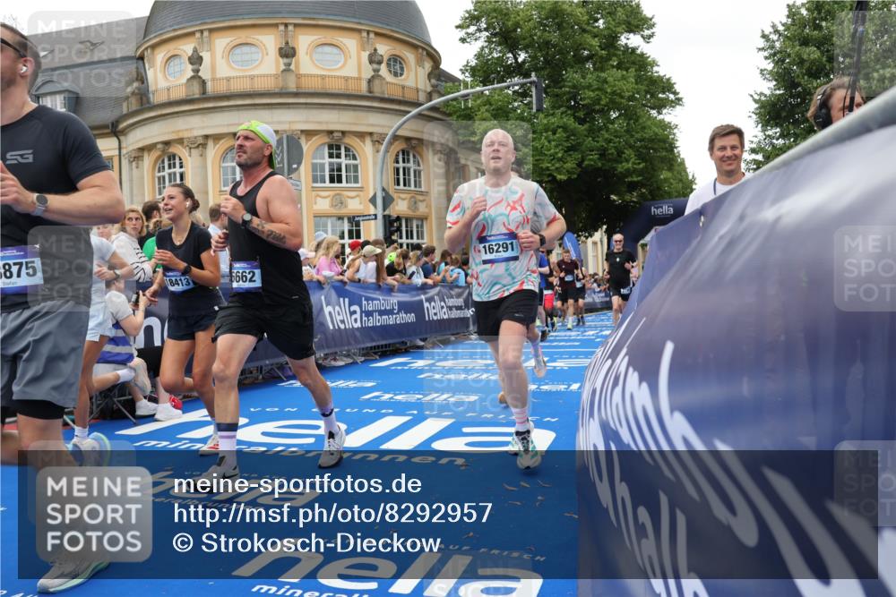 29.06.2025 - hella hamburg halbmarathon Strokosch-Dieckow http://msf.ph/oto/8292957 29.06.2025 10:50:40 Ziel 1399, 1750, 2234, 2788, 4346, 5115, 6662, 6712, 7134, 7583, 7786, 7952, 8576, 8657, 9057, 11214, 11356, 13701, 13808, 13875, 15426, 15519, 15720, 15803, 16291, 17129, 17179, 17908, 18006, 18229, 18370, 18413, 18820 meine-sportfotos.de