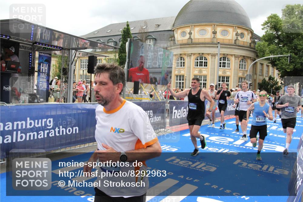 29.06.2025 - hella hamburg halbmarathon Michael Strokosch http://msf.ph/oto/8292963 29.06.2025 10:56:25 Ziel 3048, 4029, 5672, 7547, 7742, 8863, 9622, 10665, 11231, 11309, 15300, 15818, 16375, 18117, 18495, 18652, 18741 meine-sportfotos.de