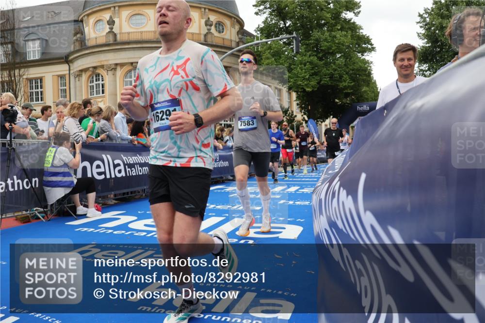 29.06.2025 - hella hamburg halbmarathon Strokosch-Dieckow http://msf.ph/oto/8292981 29.06.2025 10:50:41 Ziel 1399, 1750, 2234, 2788, 4346, 5115, 6662, 6712, 7134, 7583, 7786, 7952, 8657, 9057, 11356, 13701, 13808, 13875, 15426, 15519, 15720, 16291, 17129, 17908, 18006, 18229, 18370, 18413, 18820 meine-sportfotos.de