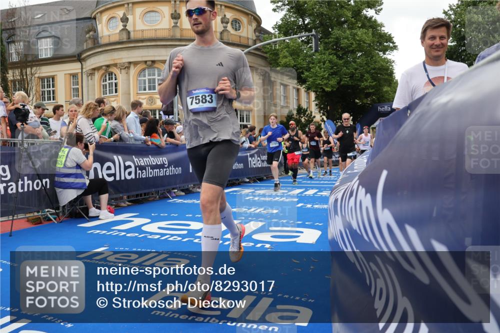 29.06.2025 - hella hamburg halbmarathon Strokosch-Dieckow http://msf.ph/oto/8293017 29.06.2025 10:50:41 Ziel 1399, 1750, 2234, 2788, 4346, 5115, 6662, 6712, 7134, 7583, 7786, 7952, 8657, 9057, 11356, 13701, 13808, 13875, 15426, 15519, 15720, 16291, 17129, 17908, 18006, 18229, 18370, 18413, 18820 meine-sportfotos.de