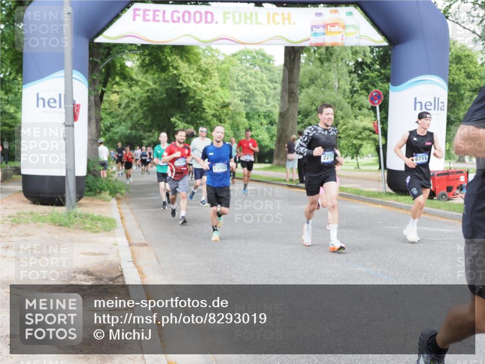 29.06.2025 - hella hamburg halbmarathon MichiJ http://msf.ph/oto/8293019 29.06.2025 10:33:48 Zwischen KM18-KM19 2270, 5706, 6711, 7385, 7450, 8374, 9720, 10796, 12528, 13782, 13919, 14200, 14228, 14764, 14783, 16286, 16834, 17492, 18081 meine-sportfotos.de