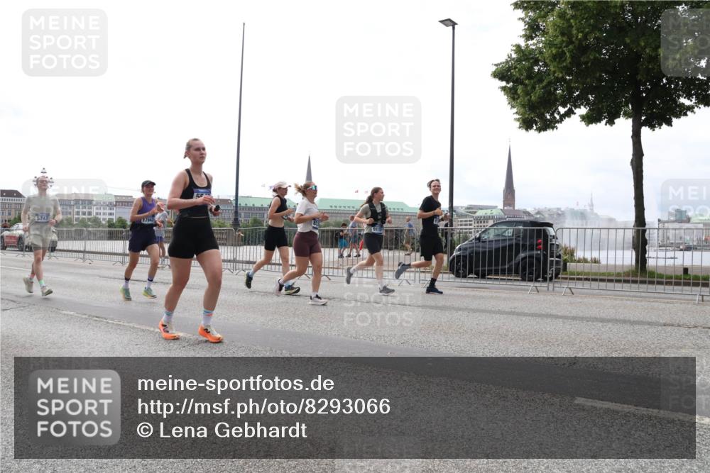 29.06.2025 - hella hamburg halbmarathon Lena Gebhardt http://msf.ph/oto/8293066 29.06.2025 10:36:30 Lombardsbrücke 5747, 17943, 1008, 1010, 1102, 1224, 1775, 1780, 1835, 1948, 2124, 2588, 2870, 3398, 3404, 3428, 3699, 3741, 3877, 4084, 4245, 4326, 4442, 4618, 4762, 4937, 5012, 5246, 5427, 5540, 5573, 5666, 5747, 5809, 5919, 6092, 6093, 6156, 6184, 6190, 6417, 6667, 6896, 7086, 7111, 7140, 7275, 7575, 7576, 7632, 8356, 8498, 8499, 8530, 8581, 8945, 9115, 9117, 9229, 9500, 9694, 13265, 15077, 17156, 17807, 18152, 18488 meine-sportfotos.de