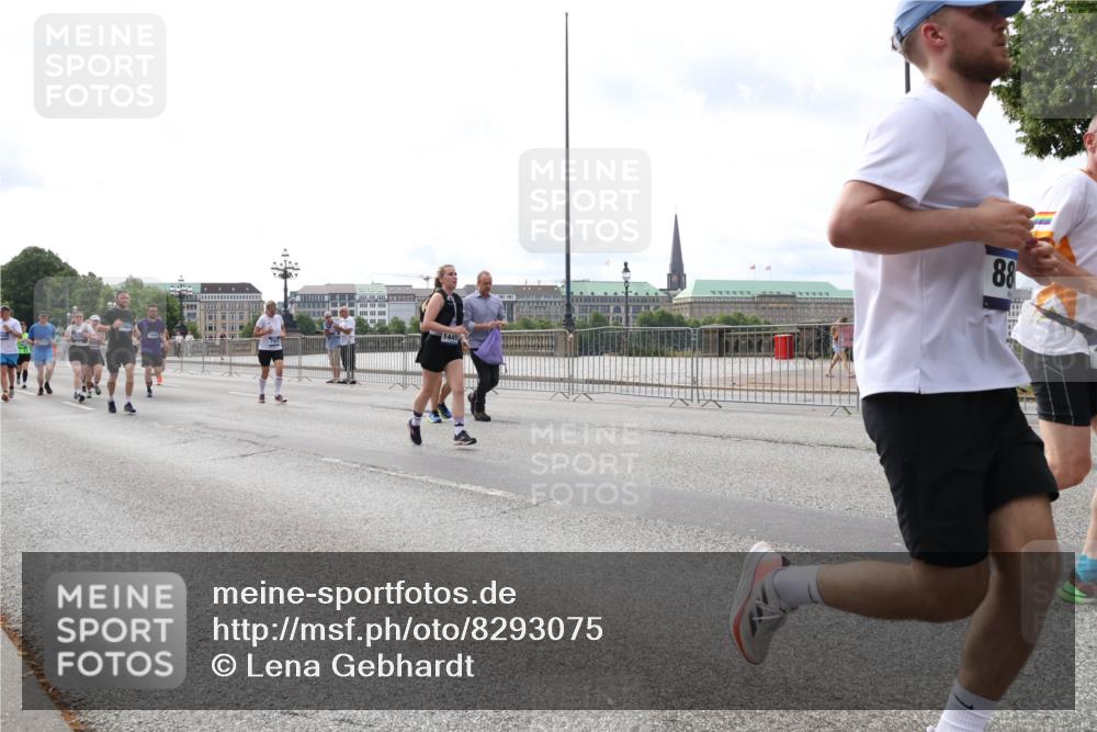 29.06.2025 - hella hamburg halbmarathon Lena Gebhardt http://msf.ph/oto/8293075 29.06.2025 10:21:22 Lombardsbrücke 1449, 88, 1028, 1072, 1266, 1401, 1658, 2271, 2383, 2635, 2815, 2956, 2986, 3122, 3161, 3453, 3770, 3813, 3817, 3825, 3826, 4082, 4350, 4697, 4786, 5041, 5061, 5122, 5373, 5395, 5412, 5493, 5759, 5767, 5957, 6086, 6103, 6275, 6308, 6844, 7228, 7375, 7522, 7553, 7608, 7781, 8095, 8286, 8724, 8726, 8844, 8896, 9005, 9011, 9100, 9108, 9236, 9369, 9483, 9499, 9501, 9532, 9624, 10374, 10585, 10602, 10874, 11698, 12175, 12694, 13057, 13508 meine-sportfotos.de