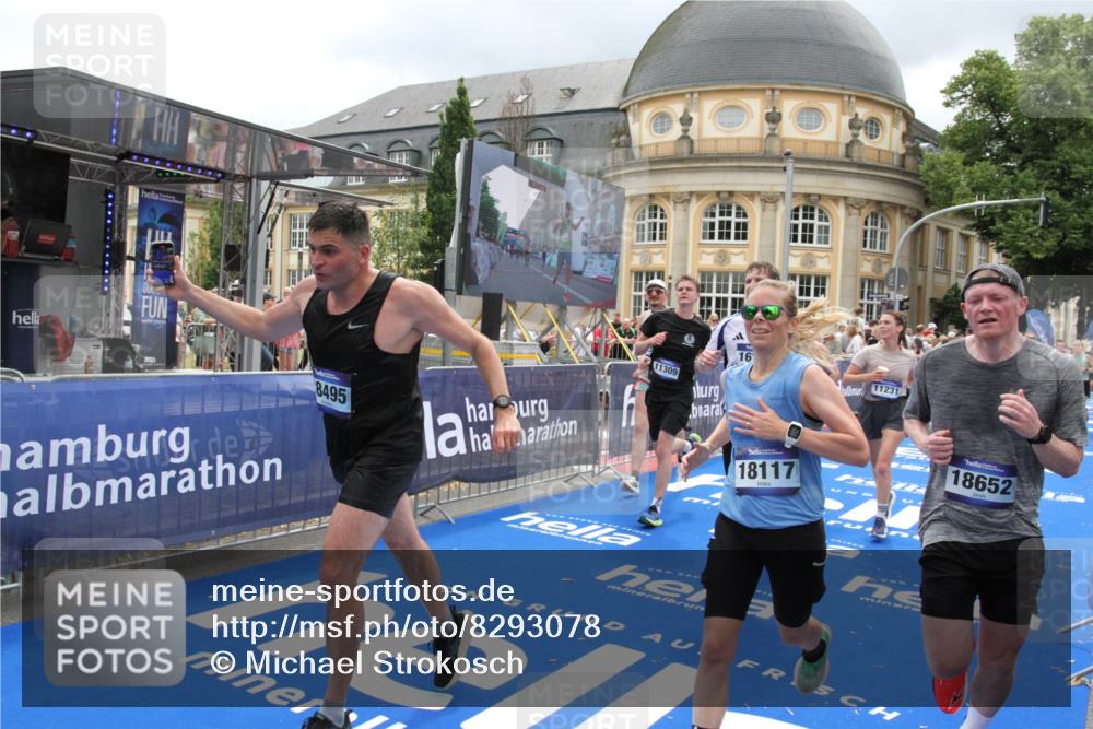 29.06.2025 - hella hamburg halbmarathon Michael Strokosch http://msf.ph/oto/8293078 29.06.2025 10:56:26 Ziel 3048, 4029, 5672, 7547, 7742, 8863, 9622, 10665, 11231, 11309, 15300, 15818, 16375, 18117, 18495, 18652, 18741 meine-sportfotos.de