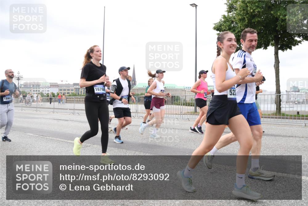 29.06.2025 - hella hamburg halbmarathon Lena Gebhardt http://msf.ph/oto/8293092 29.06.2025 10:55:56 Lombardsbrücke 18907, 16768, 43, 522, 1616, 1738, 1873, 1909, 2095, 2793, 3101, 3244, 3268, 4265, 4354, 4470, 4473, 4836, 4896, 5220, 5222, 5306, 5487, 5575, 5580, 5994, 6055, 6056, 6113, 6257, 6494, 6594, 6968, 7025, 7028, 7516, 7548, 7616, 7969, 8005, 8110, 8305, 8527, 8532, 8533, 8626, 8648, 9435, 9548, 9606, 9614, 9618, 9838, 9857, 9858, 9861, 9865, 9956, 10094, 10436, 10438, 10449, 10559, 10593, 10640, 10987, 11903, 11962, 11963, 12695, 12902 meine-sportfotos.de