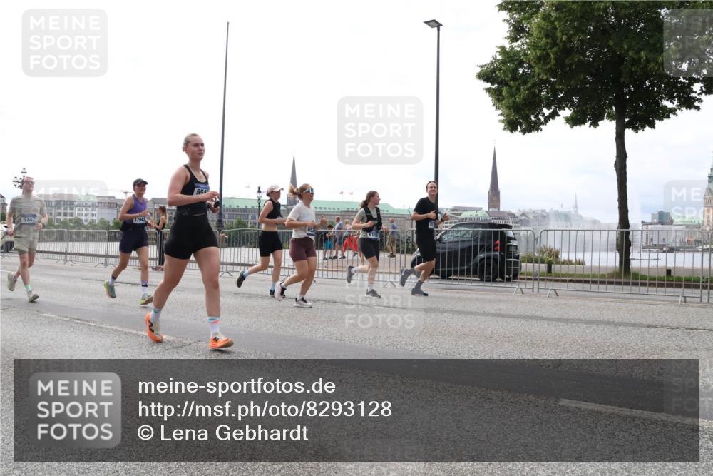 29.06.2025 - hella hamburg halbmarathon Lena Gebhardt http://msf.ph/oto/8293128 29.06.2025 10:36:30 Lombardsbrücke 5747, 17943, 554, 9115, 1008, 1010, 1102, 1224, 1775, 1780, 1835, 1948, 2124, 2588, 2870, 3398, 3404, 3428, 3699, 3741, 3877, 4084, 4245, 4326, 4442, 4618, 4762, 4937, 5012, 5246, 5427, 5540, 5573, 5666, 5747, 5809, 5919, 6092, 6093, 6156, 6184, 6190, 6417, 6667, 6896, 7086, 7111, 7140, 7275, 7575, 7576, 7632, 8356, 8498, 8499, 8530, 8581, 8945, 9115, 9117, 9229, 9500, 9694, 13265, 15077, 17156, 17807, 18152, 18488 meine-sportfotos.de