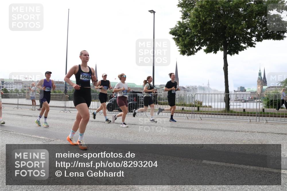 29.06.2025 - hella hamburg halbmarathon Lena Gebhardt http://msf.ph/oto/8293204 29.06.2025 10:36:30 Lombardsbrücke 17943, 5540, 444, 8530, 1008, 1010, 1102, 1224, 1775, 1780, 1835, 1948, 2124, 2588, 2870, 3398, 3404, 3428, 3699, 3741, 3877, 4084, 4245, 4326, 4442, 4618, 4762, 4937, 5012, 5246, 5427, 5540, 5573, 5666, 5747, 5809, 5919, 6092, 6093, 6156, 6184, 6190, 6417, 6667, 6896, 7086, 7111, 7140, 7275, 7575, 7576, 7632, 8356, 8498, 8499, 8530, 8581, 8945, 9115, 9117, 9229, 9500, 9694, 13265, 15077, 17156, 17807, 18152, 18488 meine-sportfotos.de