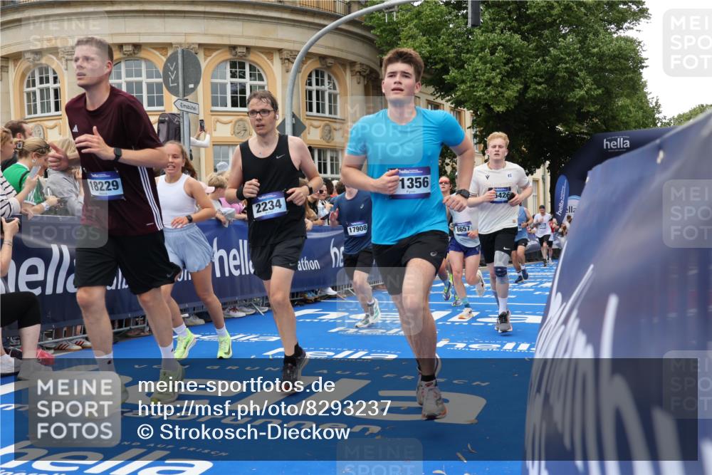 29.06.2025 - hella hamburg halbmarathon Strokosch-Dieckow http://msf.ph/oto/8293237 29.06.2025 10:50:45 Ziel 1466, 2234, 2788, 3947, 4839, 5018, 5115, 6712, 7052, 7134, 7583, 7952, 8205, 8657, 10750, 11356, 13701, 15395, 15426, 15720, 16291, 17129, 17908, 18182, 18229, 18370, 18413, 18820 meine-sportfotos.de