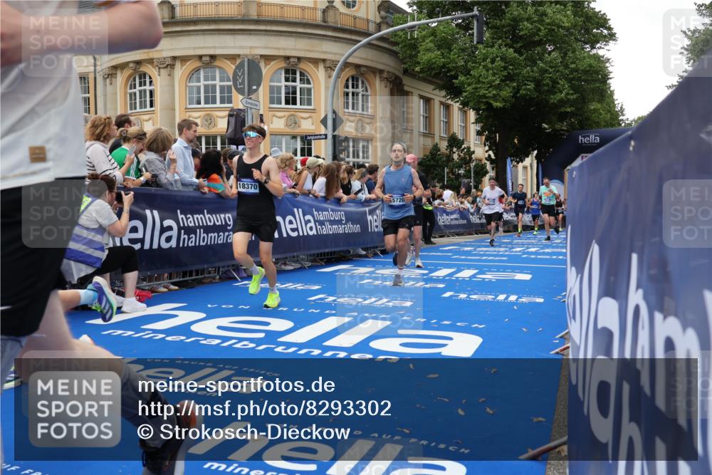 29.06.2025 - hella hamburg halbmarathon Strokosch-Dieckow http://msf.ph/oto/8293302 29.06.2025 10:50:47 Ziel 1466, 2234, 2788, 3654, 3947, 4839, 5018, 5115, 6712, 7052, 7134, 7952, 8205, 8657, 10750, 11356, 11551, 13701, 15395, 15426, 15643, 15720, 17129, 17908, 18182, 18229, 18370, 18820 meine-sportfotos.de
