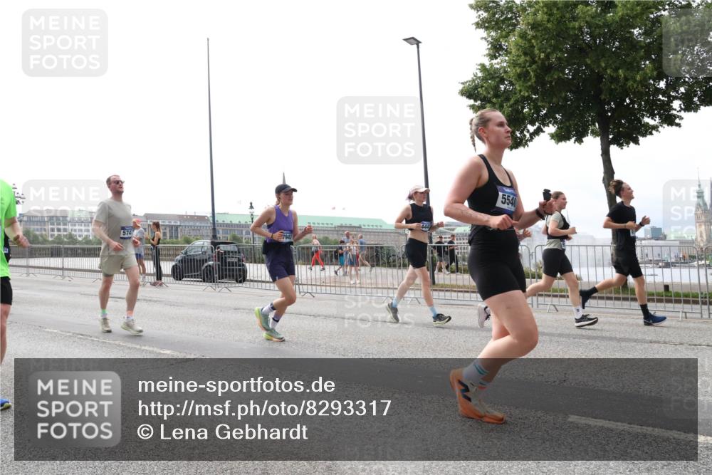 29.06.2025 - hella hamburg halbmarathon Lena Gebhardt http://msf.ph/oto/8293317 29.06.2025 10:36:31 Lombardsbrücke 24, 574, 7943, 5540, 1008, 1010, 1102, 1224, 1775, 1780, 1835, 1948, 2124, 2588, 2870, 3398, 3404, 3428, 3699, 3741, 3877, 4084, 4245, 4326, 4442, 4618, 4762, 4937, 5012, 5246, 5427, 5540, 5573, 5666, 5747, 5809, 5919, 6092, 6093, 6156, 6184, 6190, 6417, 6667, 6896, 7086, 7111, 7140, 7275, 7575, 7576, 7632, 8356, 8498, 8499, 8530, 8581, 8945, 9115, 9117, 9229, 9500, 9694, 13265, 15077, 17156, 17807, 18152, 18488 meine-sportfotos.de
