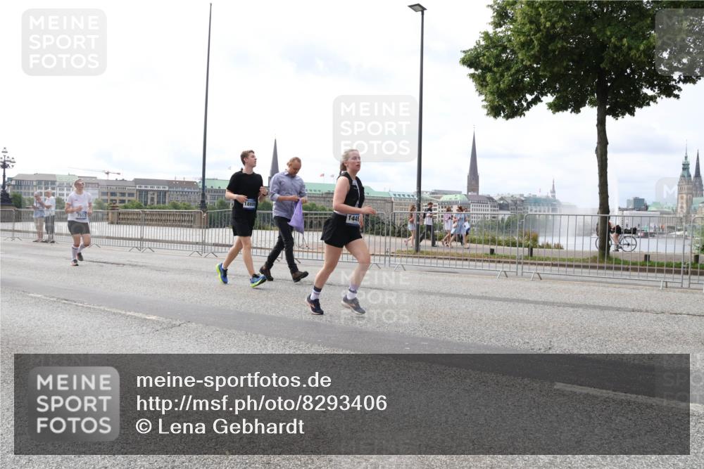 29.06.2025 - hella hamburg halbmarathon Lena Gebhardt http://msf.ph/oto/8293406 29.06.2025 10:21:23 Lombardsbrücke 18809, 1449, 1028, 1072, 1266, 1401, 1658, 2271, 2383, 2635, 2815, 2956, 2986, 3122, 3161, 3453, 3770, 3813, 3817, 3825, 3826, 4082, 4350, 4697, 4786, 5041, 5061, 5122, 5373, 5395, 5412, 5493, 5759, 5767, 5957, 6086, 6103, 6275, 6308, 6844, 7228, 7375, 7522, 7553, 7608, 7612, 7781, 8095, 8286, 8724, 8726, 8844, 8896, 9005, 9011, 9100, 9108, 9236, 9369, 9483, 9499, 9501, 9532, 9624, 10374, 10585, 10602, 10874, 11698, 12175, 12694, 13057, 13508 meine-sportfotos.de