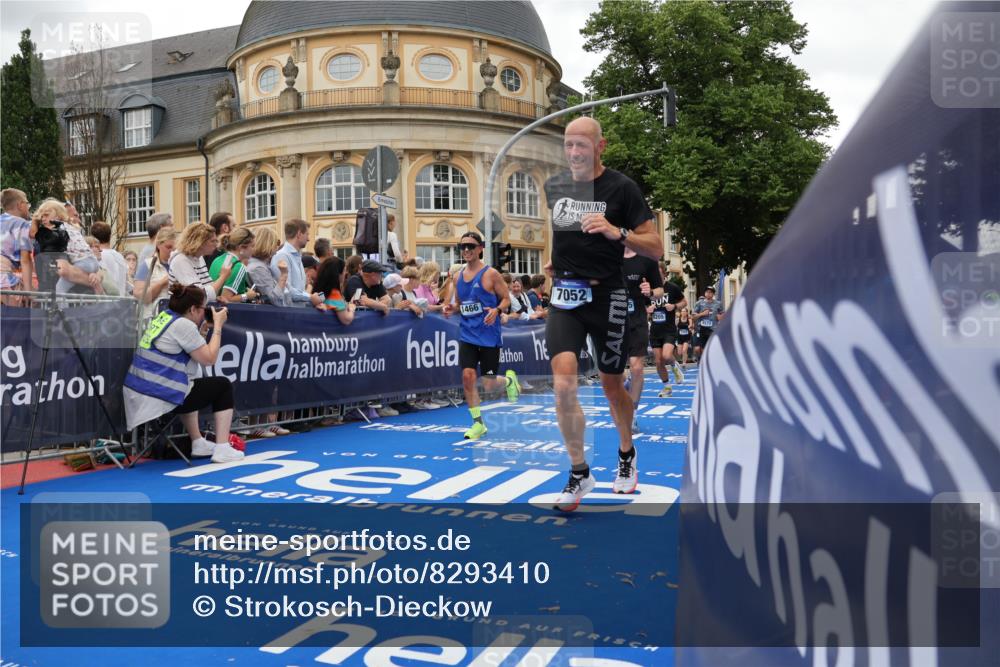 29.06.2025 - hella hamburg halbmarathon Strokosch-Dieckow http://msf.ph/oto/8293410 29.06.2025 10:50:54 Ziel 1466, 1630, 2207, 3654, 3947, 4839, 5018, 7052, 7369, 8117, 8205, 8572, 10215, 10750, 11551, 12778, 13008, 13687, 14125, 15362, 15395, 15643, 16285, 17221, 18182, 18350 meine-sportfotos.de