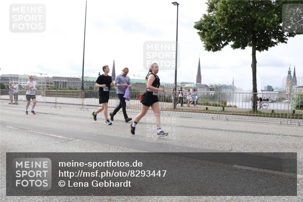 29.06.2025 - hella hamburg halbmarathon Lena Gebhardt http://msf.ph/oto/8293447 29.06.2025 10:21:23 Lombardsbrücke 18809, 144, 1028, 1072, 1266, 1401, 1658, 2271, 2383, 2635, 2815, 2956, 2986, 3122, 3161, 3453, 3770, 3813, 3817, 3825, 3826, 4082, 4350, 4697, 4786, 5041, 5061, 5122, 5373, 5395, 5412, 5493, 5759, 5767, 5957, 6086, 6103, 6275, 6308, 6844, 7228, 7375, 7522, 7553, 7608, 7612, 7781, 8095, 8286, 8724, 8726, 8844, 8896, 9005, 9011, 9100, 9108, 9236, 9369, 9483, 9499, 9501, 9532, 9624, 10374, 10585, 10602, 10874, 11698, 12175, 12694, 13057, 13508 meine-sportfotos.de