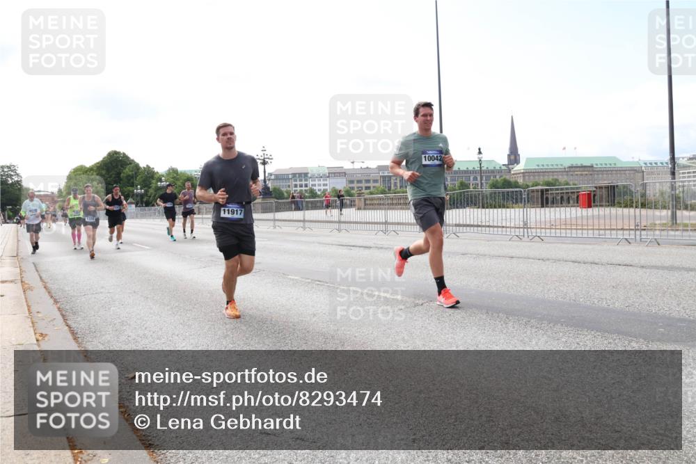 29.06.2025 - hella hamburg halbmarathon Lena Gebhardt http://msf.ph/oto/8293474 29.06.2025 10:11:54 Lombardsbrücke 1062, 1328, 1531, 1790, 1866, 1992, 3363, 4227, 5379, 5605, 7571, 8115, 8807, 8810, 9191, 9428, 9705, 10042, 10409, 10428, 11321, 11507, 11525, 11537, 11581, 11917, 12473, 13171, 13177, 13203, 13542, 13939, 13958, 14008, 14060, 14196, 14384, 15137, 15797, 15945, 16976, 17080, 17638, 17774, 17866, 18261, 18278, 18395, 18429, 18655 meine-sportfotos.de