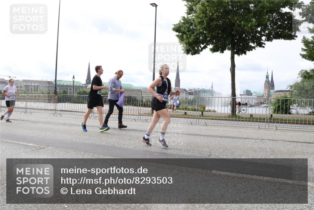 29.06.2025 - hella hamburg halbmarathon Lena Gebhardt http://msf.ph/oto/8293503 29.06.2025 10:21:24 Lombardsbrücke 1449234, 1028, 1072, 1266, 1401, 1658, 2271, 2383, 2635, 2815, 2956, 2986, 3122, 3161, 3453, 3770, 3813, 3817, 3825, 3826, 4082, 4697, 4786, 5041, 5061, 5122, 5373, 5395, 5412, 5493, 5759, 5767, 5957, 6086, 6103, 6275, 6308, 6844, 7228, 7375, 7522, 7553, 7608, 7612, 7781, 8095, 8286, 8724, 8726, 8844, 8896, 9100, 9108, 9369, 9483, 9499, 9501, 9532, 9624, 10374, 10585, 10602, 10874, 11698, 12175, 12694, 13057, 13508 meine-sportfotos.de