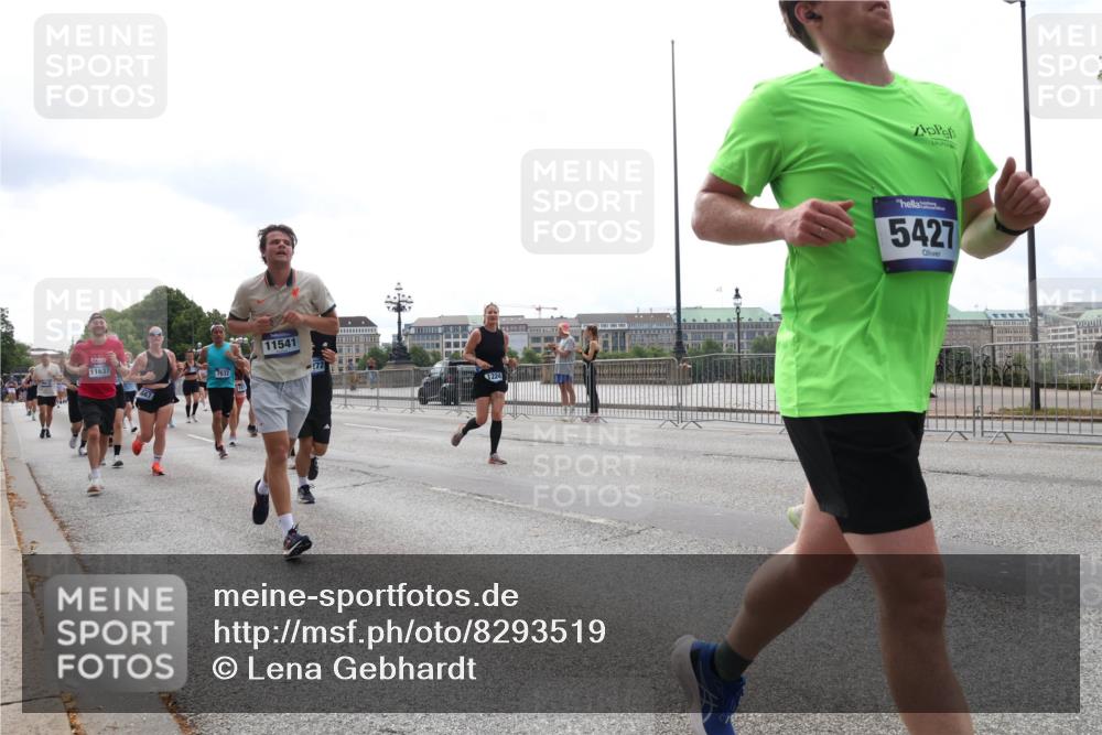 29.06.2025 - hella hamburg halbmarathon Lena Gebhardt http://msf.ph/oto/8293519 29.06.2025 10:36:32 Lombardsbrücke 11637, 667, 7632, 11541, 272, 5427, 1008, 1010, 1102, 1224, 1775, 1780, 1835, 1948, 2124, 2588, 2870, 3398, 3404, 3428, 3699, 3741, 3877, 4084, 4245, 4326, 4442, 4618, 4762, 4937, 4996, 5012, 5246, 5427, 5540, 5573, 5666, 5747, 5789, 5809, 5919, 6092, 6093, 6156, 6190, 6417, 6667, 6896, 7086, 7111, 7140, 7275, 7575, 7576, 7632, 8356, 8498, 8499, 8530, 8581, 8945, 9115, 9117, 9229, 9295, 9500, 9694, 13265, 15077, 17156, 17807, 18152, 18488 meine-sportfotos.de