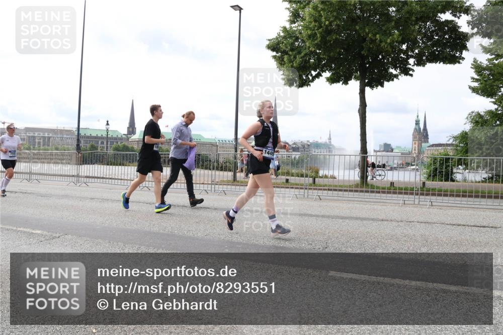 29.06.2025 - hella hamburg halbmarathon Lena Gebhardt http://msf.ph/oto/8293551 29.06.2025 10:21:24 Lombardsbrücke 1449, 1028, 1072, 1266, 1401, 1658, 2271, 2383, 2635, 2815, 2956, 2986, 3122, 3161, 3453, 3770, 3813, 3817, 3825, 3826, 4082, 4697, 4786, 5041, 5061, 5122, 5373, 5395, 5412, 5493, 5759, 5767, 5957, 6086, 6103, 6275, 6308, 6844, 7228, 7375, 7522, 7553, 7608, 7612, 7781, 8095, 8286, 8724, 8726, 8844, 8896, 9100, 9108, 9369, 9483, 9499, 9501, 9532, 9624, 10374, 10585, 10602, 10874, 11698, 12175, 12694, 13057, 13508 meine-sportfotos.de