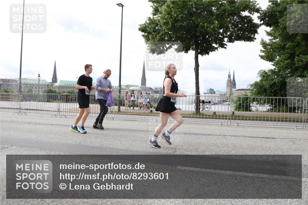 29.06.2025 - hella hamburg halbmarathon Lena Gebhardt http://msf.ph/oto/8293601 29.06.2025 10:21:24 Lombardsbrücke 144, 1028, 1072, 1266, 1401, 1658, 2271, 2383, 2635, 2815, 2956, 2986, 3122, 3161, 3453, 3770, 3813, 3817, 3825, 3826, 4082, 4697, 4786, 5041, 5061, 5122, 5373, 5395, 5412, 5493, 5759, 5767, 5957, 6086, 6103, 6275, 6308, 6844, 7228, 7375, 7522, 7553, 7608, 7612, 7781, 8095, 8286, 8724, 8726, 8844, 8896, 9100, 9108, 9369, 9483, 9499, 9501, 9532, 9624, 10374, 10585, 10602, 10874, 11698, 12175, 12694, 13057, 13508 meine-sportfotos.de