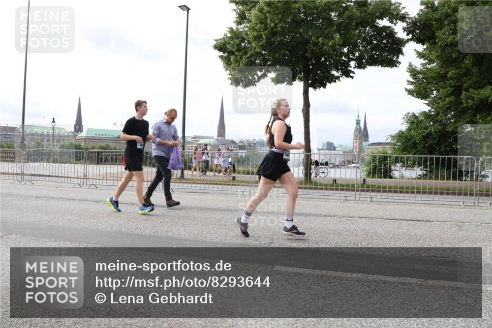 29.06.2025 - hella hamburg halbmarathon Lena Gebhardt http://msf.ph/oto/8293644 29.06.2025 10:21:24 Lombardsbrücke 1880, 1028, 1072, 1266, 1401, 1658, 2271, 2383, 2635, 2815, 2956, 2986, 3122, 3161, 3453, 3770, 3813, 3817, 3825, 3826, 4082, 4697, 4786, 5041, 5061, 5122, 5373, 5395, 5412, 5493, 5759, 5767, 5957, 6086, 6103, 6275, 6308, 6844, 7228, 7375, 7522, 7553, 7608, 7612, 7781, 8095, 8286, 8724, 8726, 8844, 8896, 9100, 9108, 9369, 9483, 9499, 9501, 9532, 9624, 10374, 10585, 10602, 10874, 11698, 12175, 12694, 13057, 13508 meine-sportfotos.de