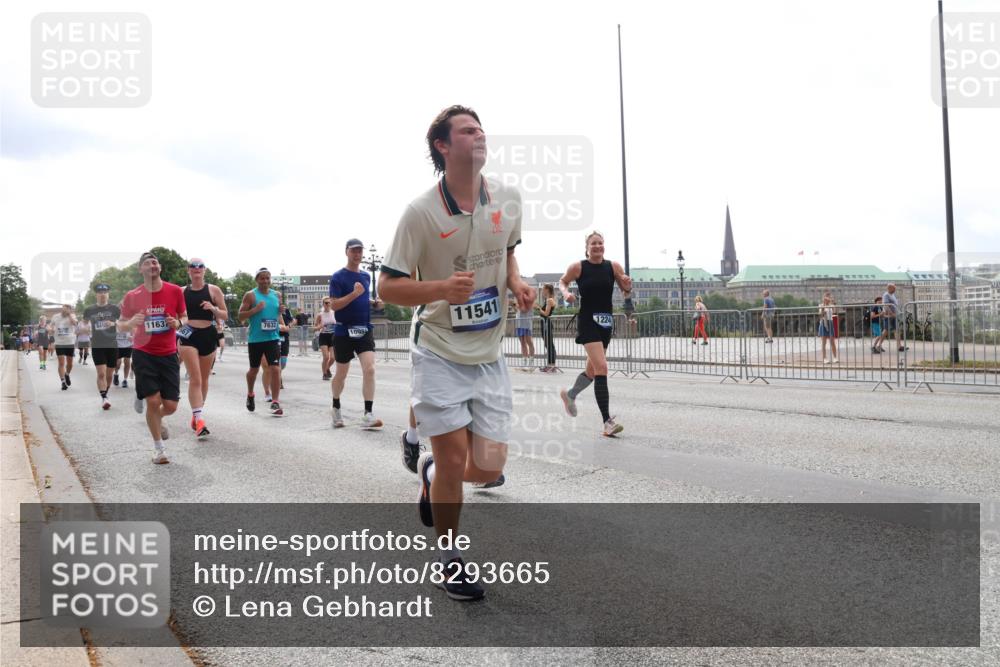 29.06.2025 - hella hamburg halbmarathon Lena Gebhardt http://msf.ph/oto/8293665 29.06.2025 10:36:33 Lombardsbrücke 11637, 7632, 11541, 1098, 1008, 1010, 1102, 1224, 1780, 1835, 1948, 2124, 2552, 2588, 2870, 3398, 3404, 3428, 3699, 3741, 3877, 4084, 4245, 4326, 4442, 4618, 4762, 4937, 4996, 5012, 5246, 5427, 5540, 5573, 5666, 5747, 5789, 5809, 5919, 6092, 6093, 6156, 6190, 6417, 6667, 6896, 7086, 7111, 7140, 7275, 7575, 7576, 7632, 7773, 8356, 8498, 8499, 8530, 8581, 8945, 9115, 9117, 9229, 9295, 9500, 9694, 13265, 15077, 17156, 17807, 18152, 18488 meine-sportfotos.de