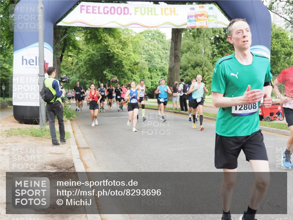 29.06.2025 - hella hamburg halbmarathon MichiJ http://msf.ph/oto/8293696 29.06.2025 10:33:53 Zwischen KM18-KM19 2270, 3477, 5129, 6711, 7204, 7385, 9710, 12808, 13782, 14200, 16286, 16834, 17281 meine-sportfotos.de