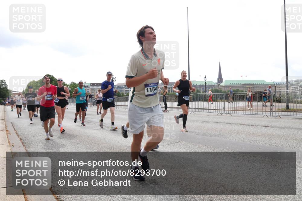 29.06.2025 - hella hamburg halbmarathon Lena Gebhardt http://msf.ph/oto/8293700 29.06.2025 10:36:33 Lombardsbrücke 849, 11637, 7632, 10984, 1154, 1224, 1008, 1010, 1102, 1224, 1780, 1835, 1948, 2124, 2552, 2588, 2870, 3398, 3404, 3428, 3699, 3741, 3877, 4084, 4245, 4326, 4442, 4618, 4762, 4937, 4996, 5012, 5246, 5427, 5540, 5573, 5666, 5747, 5789, 5809, 5919, 6092, 6093, 6156, 6190, 6417, 6667, 6896, 7086, 7111, 7140, 7275, 7575, 7576, 7632, 7773, 8356, 8498, 8499, 8530, 8581, 8945, 9115, 9117, 9229, 9295, 9500, 9694, 13265, 15077, 17156, 17807, 18152, 18488 meine-sportfotos.de