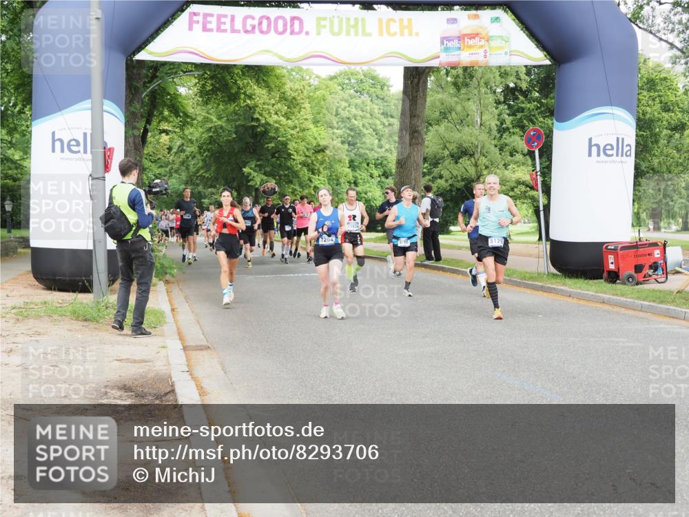29.06.2025 - hella hamburg halbmarathon MichiJ http://msf.ph/oto/8293706 29.06.2025 10:33:53 Zwischen KM18-KM19 2270, 3477, 5129, 6711, 7204, 7385, 9710, 12808, 13782, 14200, 16286, 16834, 17281 meine-sportfotos.de
