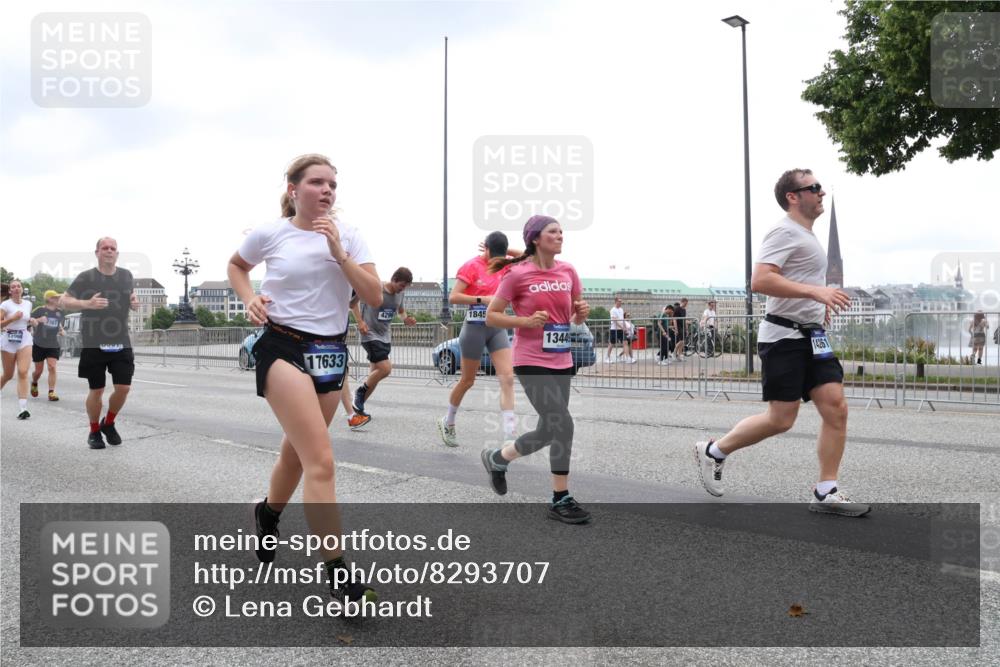 29.06.2025 - hella hamburg halbmarathon Lena Gebhardt http://msf.ph/oto/8293707 29.06.2025 10:46:45 Lombardsbrücke 1073, 1286, 1363, 1371, 1375, 1429, 1465, 1608, 1720, 1837, 1999, 2162, 2211, 2320, 2327, 2500, 2556, 2665, 2697, 2981, 3277, 3406, 3407, 3469, 3734, 3823, 4202, 4296, 4342, 4355, 4448, 4604, 5111, 5114, 5700, 5796, 5953, 6068, 6124, 6161, 6485, 6496, 6740, 7303, 7364, 7368, 7374, 7412, 7767, 7827, 7960, 8477, 8486, 8551, 8553, 8684, 8700, 9337, 9691, 10153, 10230, 12298, 12333, 12522, 13969, 14261, 15852, 16882, 16987 meine-sportfotos.de