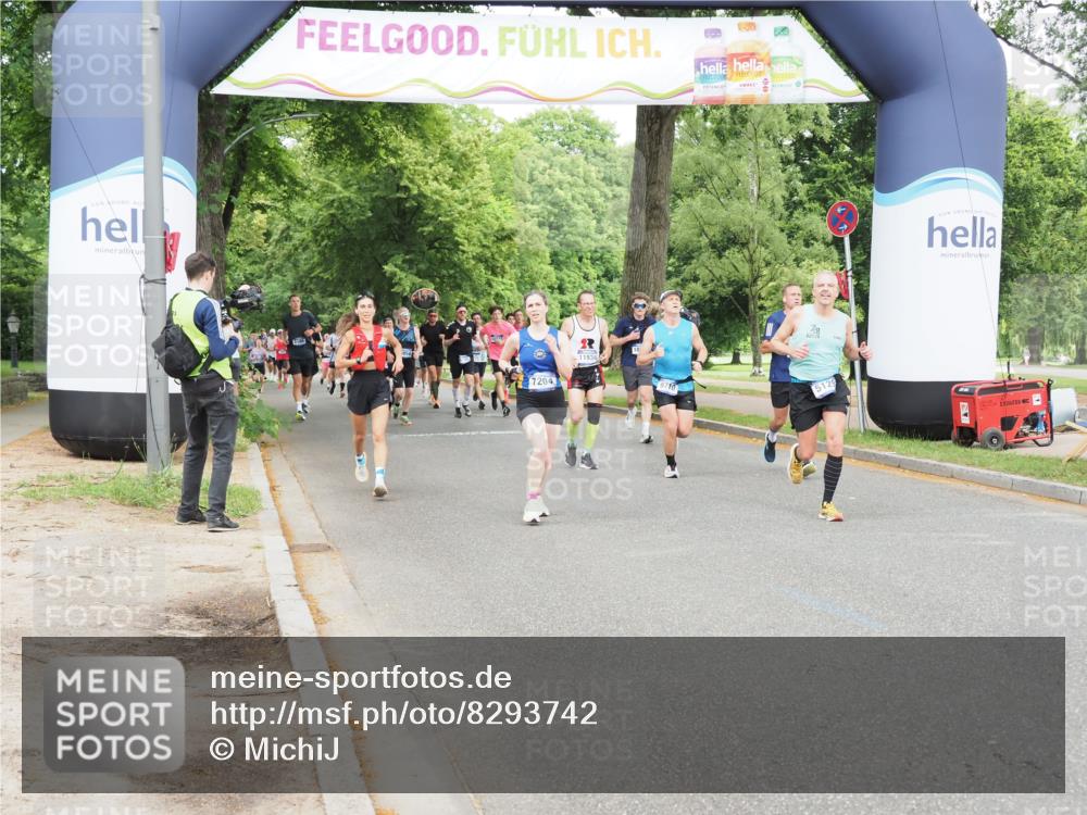29.06.2025 - hella hamburg halbmarathon MichiJ http://msf.ph/oto/8293742 29.06.2025 10:33:54 Zwischen KM18-KM19 1139, 2270, 3477, 5129, 6711, 7204, 7385, 9710, 11936, 12808, 13782, 14200, 17281 meine-sportfotos.de