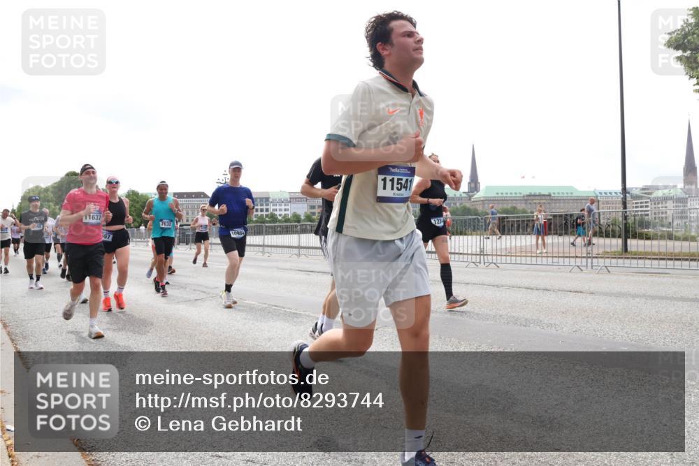 29.06.2025 - hella hamburg halbmarathon Lena Gebhardt http://msf.ph/oto/8293744 29.06.2025 10:36:33 Lombardsbrücke 98, 11637, 567, 7632, 10984, 11541, 1224, 1008, 1010, 1102, 1224, 1780, 1835, 1948, 2124, 2552, 2588, 2870, 3398, 3404, 3428, 3699, 3741, 3877, 4084, 4245, 4326, 4442, 4618, 4762, 4937, 4996, 5012, 5246, 5427, 5540, 5573, 5666, 5747, 5789, 5809, 5919, 6092, 6093, 6156, 6190, 6417, 6667, 6896, 7086, 7111, 7140, 7275, 7575, 7576, 7632, 7773, 8356, 8498, 8499, 8530, 8581, 8945, 9115, 9117, 9229, 9295, 9500, 9694, 13265, 15077, 17156, 17807, 18152, 18488 meine-sportfotos.de