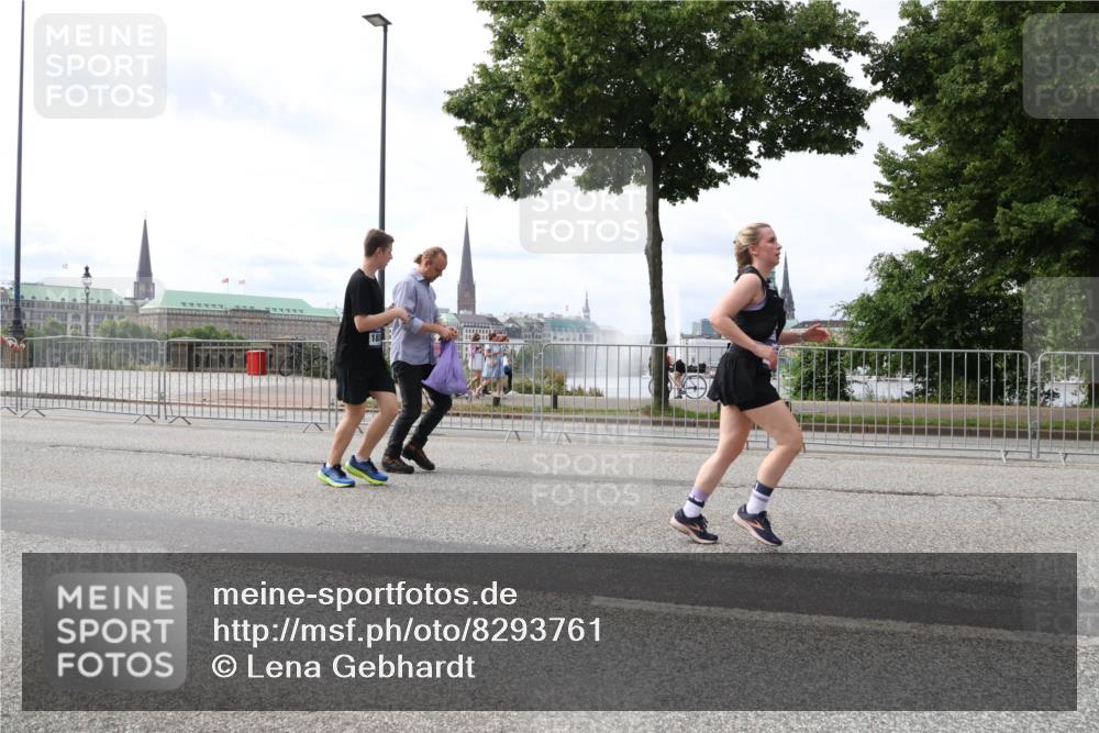 29.06.2025 - hella hamburg halbmarathon Lena Gebhardt http://msf.ph/oto/8293761 29.06.2025 10:21:24 Lombardsbrücke 1028, 1072, 1266, 1401, 1658, 2271, 2383, 2635, 2815, 2956, 2986, 3122, 3161, 3453, 3770, 3813, 3817, 3825, 3826, 4082, 4697, 4786, 5041, 5061, 5122, 5373, 5395, 5412, 5493, 5759, 5767, 5957, 6086, 6103, 6275, 6308, 6844, 7228, 7375, 7522, 7553, 7608, 7612, 7781, 8095, 8286, 8724, 8726, 8844, 8896, 9100, 9108, 9369, 9483, 9499, 9501, 9532, 9624, 10374, 10585, 10602, 10874, 11698, 12175, 12694, 13057, 13508 meine-sportfotos.de