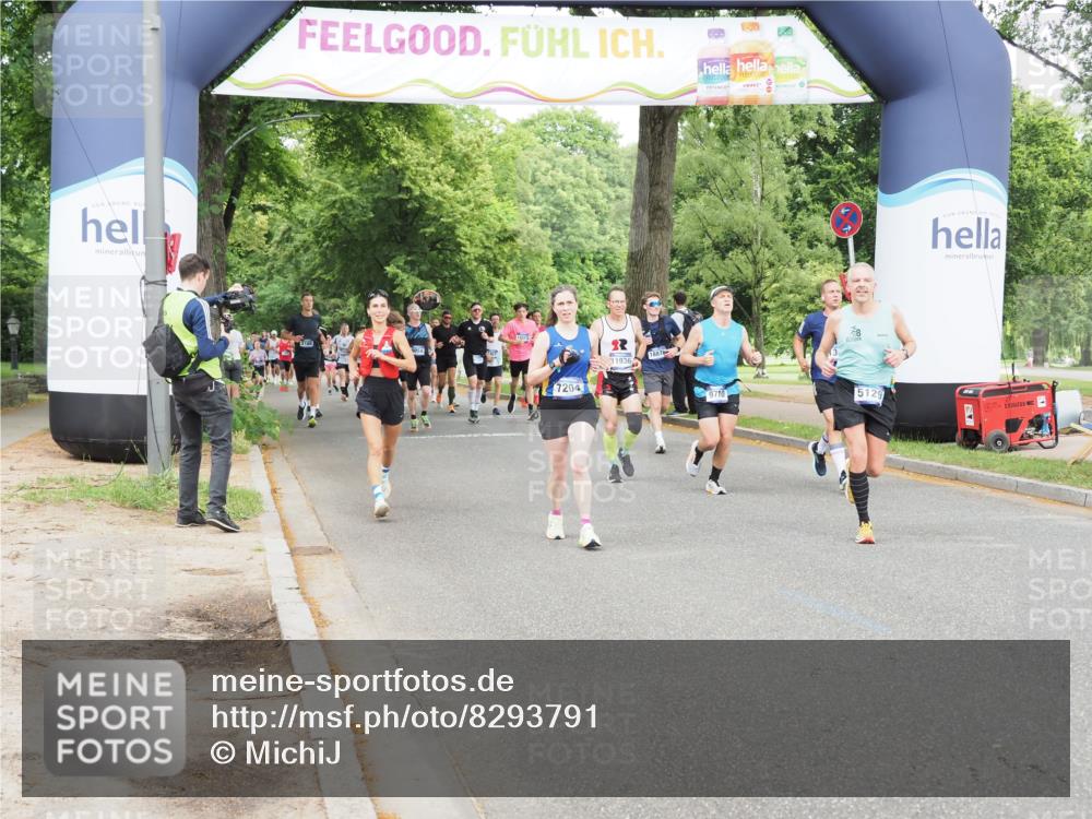 29.06.2025 - hella hamburg halbmarathon MichiJ http://msf.ph/oto/8293791 29.06.2025 10:33:54 Zwischen KM18-KM19 1139, 2270, 3477, 5129, 6711, 7204, 7385, 9710, 11936, 12808, 13782, 14200, 17281 meine-sportfotos.de