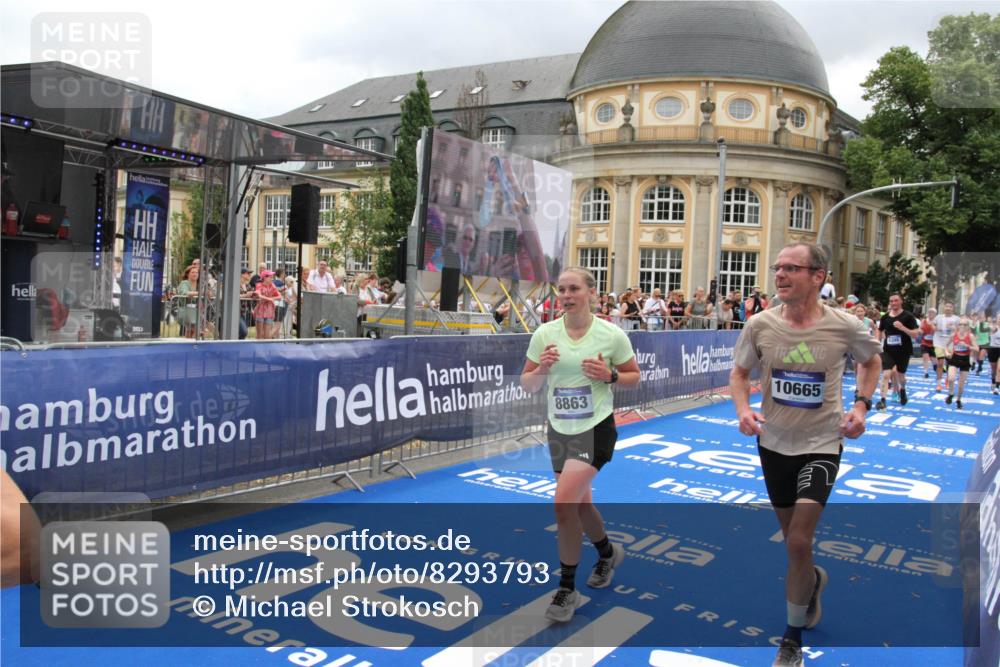 29.06.2025 - hella hamburg halbmarathon Michael Strokosch http://msf.ph/oto/8293793 29.06.2025 10:56:32 Ziel 1583, 3048, 3413, 5744, 6399, 7742, 8542, 8652, 8863, 9622, 10093, 10665, 15407, 15818, 16257, 16261, 17268, 17734, 18746, 18835 meine-sportfotos.de