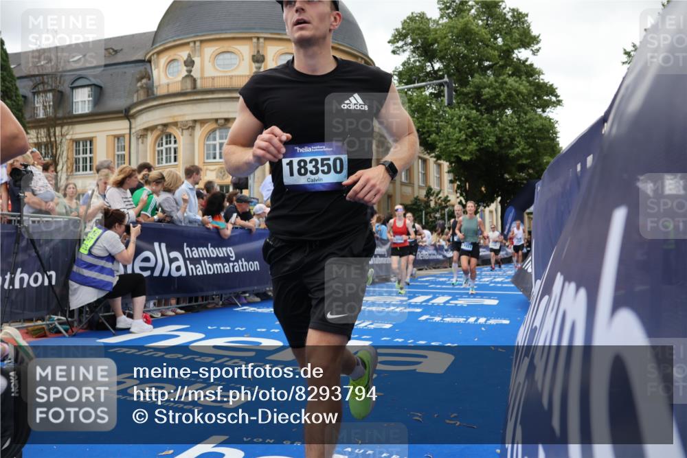 29.06.2025 - hella hamburg halbmarathon Strokosch-Dieckow http://msf.ph/oto/8293794 29.06.2025 10:51:01 Ziel 1366, 1630, 2207, 4077, 4816, 4967, 7369, 8117, 8261, 8508, 8572, 8704, 10215, 10508, 10603, 11551, 12778, 13008, 13687, 14125, 15362, 16285, 17221, 17384, 17823, 18066, 18350 meine-sportfotos.de