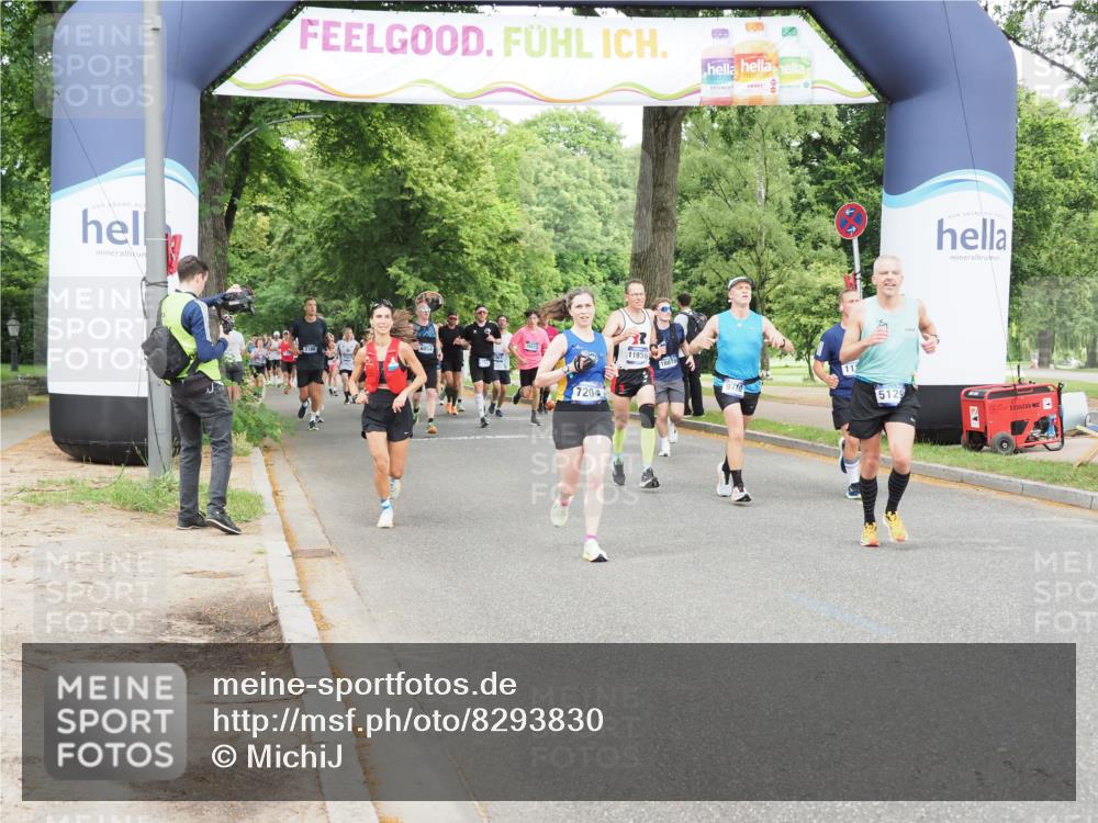 29.06.2025 - hella hamburg halbmarathon MichiJ http://msf.ph/oto/8293830 29.06.2025 10:33:54 Zwischen KM18-KM19 1139, 2270, 3477, 5129, 6711, 7204, 7385, 9710, 11936, 12808, 13782, 14200, 17281 meine-sportfotos.de