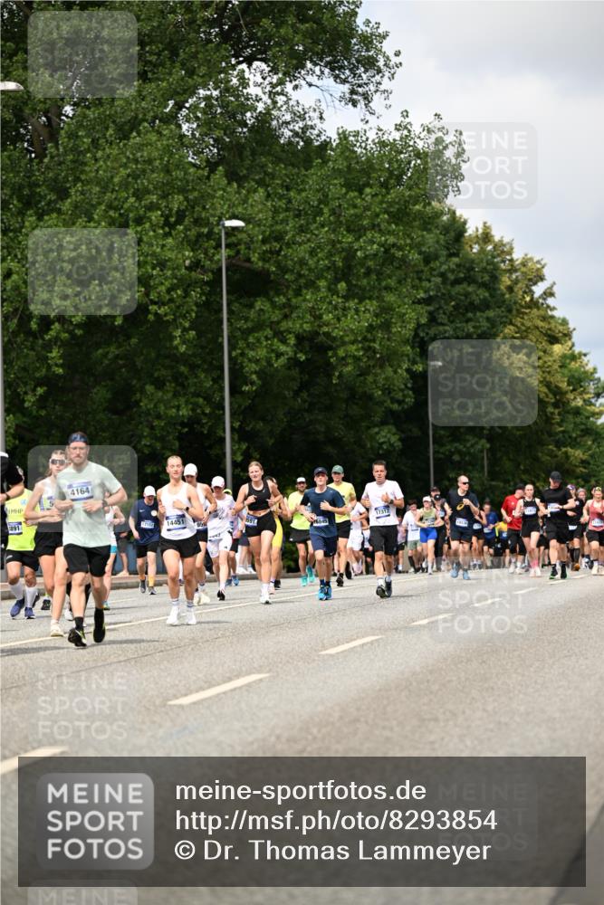 29.06.2025 - hella hamburg halbmarathon Dr. Thomas Lammeyer http://msf.ph/oto/8293854 29.06.2025 10:37:30 Kennedybrücke 1078, 1199, 1324, 1373, 1995, 2085, 2342, 2838, 3341, 3560, 3812, 3871, 4164, 4446, 5180, 5917, 6773, 6999, 7308, 7309, 7705, 8175, 8595, 8891, 8993, 9234, 9289, 9591, 9750, 9780, 11092 meine-sportfotos.de