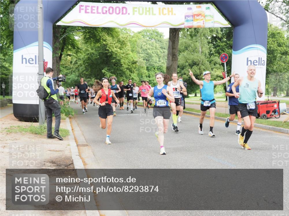 29.06.2025 - hella hamburg halbmarathon MichiJ http://msf.ph/oto/8293874 29.06.2025 10:33:54 Zwischen KM18-KM19 1139, 2270, 3477, 5129, 6711, 7204, 7385, 9710, 11936, 12808, 13782, 14200, 17281 meine-sportfotos.de