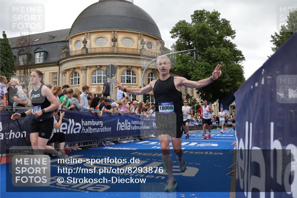 29.06.2025 - hella hamburg halbmarathon Strokosch-Dieckow http://msf.ph/oto/8293876 29.06.2025 10:51:04 Ziel 1366, 1630, 2207, 4077, 4816, 4967, 6027, 8117, 8261, 8508, 8704, 10215, 10508, 10603, 10868, 11733, 12778, 13008, 13073, 14125, 15480, 16285, 17221, 17384, 17530, 17823, 18066, 18350 meine-sportfotos.de
