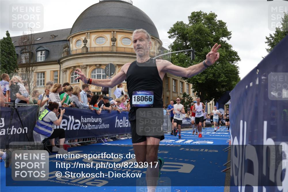 29.06.2025 - hella hamburg halbmarathon Strokosch-Dieckow http://msf.ph/oto/8293917 29.06.2025 10:51:04 Ziel 1366, 1630, 2207, 4077, 4816, 4967, 6027, 8117, 8261, 8508, 8704, 10215, 10508, 10603, 10868, 11733, 12778, 13008, 13073, 14125, 15480, 16285, 17221, 17384, 17530, 17823, 18066, 18350 meine-sportfotos.de