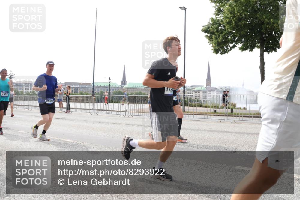 29.06.2025 - hella hamburg halbmarathon Lena Gebhardt http://msf.ph/oto/8293922 29.06.2025 10:36:34 Lombardsbrücke 7632, 10984, 172, 122, 1008, 1010, 1102, 1118, 1224, 1780, 1835, 1948, 2124, 2552, 2588, 2870, 3398, 3404, 3428, 3699, 3741, 3873, 3877, 4084, 4245, 4442, 4618, 4762, 4937, 4996, 5012, 5246, 5427, 5540, 5573, 5666, 5747, 5789, 5809, 5919, 6092, 6093, 6156, 6190, 6417, 6667, 6896, 7086, 7111, 7140, 7275, 7575, 7576, 7632, 7773, 8498, 8499, 8530, 8581, 8936, 8937, 8945, 9115, 9117, 9229, 9295, 9500, 9694, 13265, 15077, 17156, 17807, 18152, 18488 meine-sportfotos.de