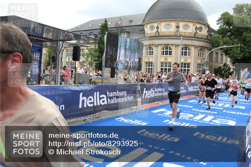 29.06.2025 - hella hamburg halbmarathon Michael Strokosch http://msf.ph/oto/8293925 29.06.2025 10:56:33 Ziel 1583, 3413, 5744, 6399, 7742, 8542, 8652, 8863, 9562, 10093, 10665, 15407, 15818, 16257, 16261, 17268, 17734, 18746, 18835 meine-sportfotos.de
