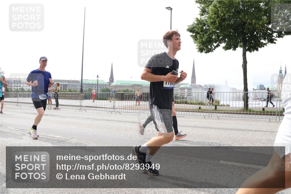 29.06.2025 - hella hamburg halbmarathon Lena Gebhardt http://msf.ph/oto/8293949 29.06.2025 10:36:34 Lombardsbrücke 10984, 176, 1008, 1010, 1102, 1118, 1224, 1780, 1835, 1948, 2124, 2552, 2588, 2870, 3398, 3404, 3428, 3699, 3741, 3873, 3877, 4084, 4245, 4442, 4618, 4762, 4937, 4996, 5012, 5246, 5427, 5540, 5573, 5666, 5747, 5789, 5809, 5919, 6092, 6093, 6156, 6190, 6417, 6667, 6896, 7086, 7111, 7140, 7275, 7575, 7576, 7632, 7773, 8498, 8499, 8530, 8581, 8936, 8937, 8945, 9115, 9117, 9229, 9295, 9500, 9694, 13265, 15077, 17156, 17807, 18152, 18488 meine-sportfotos.de
