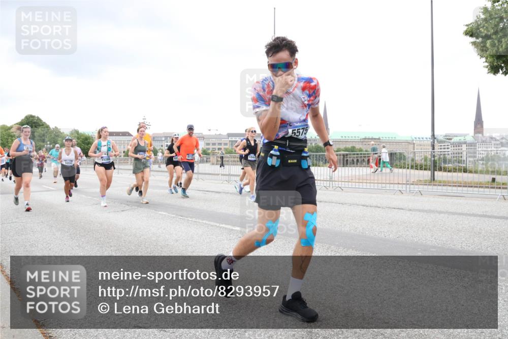 29.06.2025 - hella hamburg halbmarathon Lena Gebhardt http://msf.ph/oto/8293957 29.06.2025 10:55:59 Lombardsbrücke 6056, 5575, 15289, 60, 6113, 104, 1616, 1738, 1909, 2095, 2793, 3101, 3244, 3257, 3268, 4083, 4265, 4354, 4470, 4473, 4836, 4896, 5220, 5222, 5306, 5575, 5580, 5994, 6055, 6056, 6113, 6257, 6494, 6594, 6968, 7025, 7028, 7516, 7548, 7616, 7969, 8005, 8110, 8305, 8527, 8532, 8533, 8648, 9435, 9548, 9606, 9614, 9618, 9838, 9857, 9858, 9861, 9865, 9956, 10094, 10436, 10438, 10449, 10559, 10593, 10640, 10740, 10784, 10987, 11903, 11962, 11963, 12695, 12902 meine-sportfotos.de