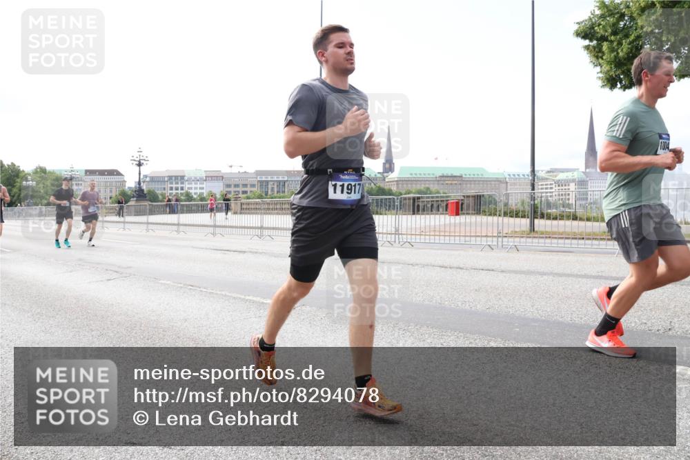 29.06.2025 - hella hamburg halbmarathon Lena Gebhardt http://msf.ph/oto/8294078 29.06.2025 10:11:55 Lombardsbrücke 1062, 1328, 1531, 1790, 1866, 1992, 3363, 4227, 5379, 5605, 7571, 8115, 8807, 8810, 9191, 9428, 9705, 10042, 10409, 10428, 11321, 11507, 11525, 11537, 11581, 11917, 12473, 13171, 13177, 13203, 13542, 13939, 13958, 14008, 14060, 14196, 14384, 15137, 15945, 16976, 17080, 17638, 17774, 17866, 18261, 18278, 18395, 18429, 18655 meine-sportfotos.de