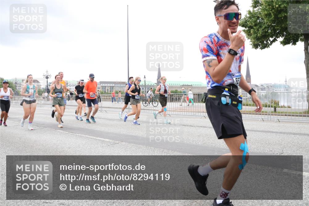 29.06.2025 - hella hamburg halbmarathon Lena Gebhardt http://msf.ph/oto/8294119 29.06.2025 10:56:00 Lombardsbrücke 9861, 6055, 6056, 1528, 104, 1616, 1738, 1909, 2095, 2793, 3101, 3244, 3257, 3268, 4083, 4265, 4354, 4470, 4473, 4836, 4896, 5220, 5222, 5306, 5575, 5580, 5994, 6055, 6056, 6113, 6257, 6494, 6594, 6968, 7025, 7028, 7516, 7548, 7616, 7969, 8005, 8110, 8305, 8517, 8527, 8532, 8533, 8648, 9435, 9548, 9606, 9614, 9618, 9838, 9861, 9865, 9956, 10094, 10436, 10438, 10449, 10559, 10593, 10640, 10740, 10784, 10987, 11903, 11962, 11963, 12695 meine-sportfotos.de