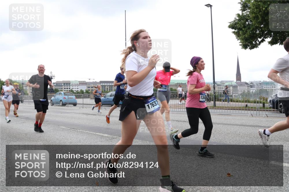 29.06.2025 - hella hamburg halbmarathon Lena Gebhardt http://msf.ph/oto/8294124 29.06.2025 10:46:45 Lombardsbrücke 1073, 1286, 1363, 1371, 1375, 1429, 1465, 1608, 1720, 1837, 1999, 2162, 2211, 2320, 2327, 2500, 2556, 2665, 2697, 2981, 3277, 3406, 3407, 3469, 3734, 3823, 4202, 4296, 4342, 4355, 4448, 4604, 5111, 5114, 5700, 5796, 5953, 6068, 6124, 6161, 6485, 6496, 6740, 7303, 7364, 7368, 7374, 7412, 7767, 7827, 7960, 8477, 8486, 8551, 8553, 8684, 8700, 9337, 9691, 10153, 10230, 12298, 12333, 12522, 13969, 14261, 15852, 16882, 16987 meine-sportfotos.de
