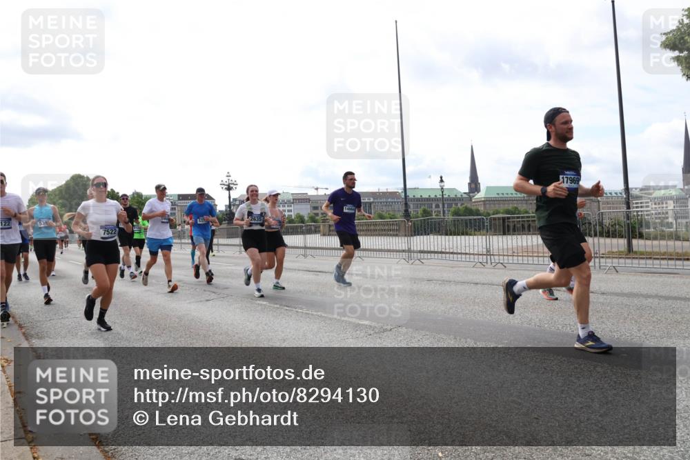29.06.2025 - hella hamburg halbmarathon Lena Gebhardt http://msf.ph/oto/8294130 29.06.2025 10:21:25 Lombardsbrücke 122, 539, 2635, 7522, 14664, 17969, 1028, 1072, 1266, 1401, 1658, 2271, 2383, 2635, 2815, 2956, 2986, 3122, 3161, 3453, 3770, 3813, 3817, 3825, 3826, 4082, 4375, 4376, 4697, 4786, 5061, 5122, 5373, 5395, 5412, 5493, 5759, 5767, 5957, 6086, 6103, 6275, 6308, 6844, 7228, 7375, 7522, 7553, 7608, 7612, 7781, 8095, 8286, 8724, 8726, 8844, 8896, 9100, 9108, 9369, 9483, 9499, 9501, 9532, 9624, 10374, 10585, 10602, 10874, 11698, 12175, 12694, 13057, 13508 meine-sportfotos.de